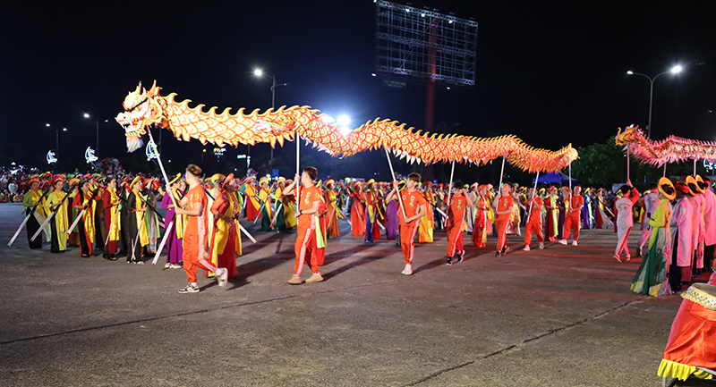 Màn múa rồng kết hợp chèo cạn.