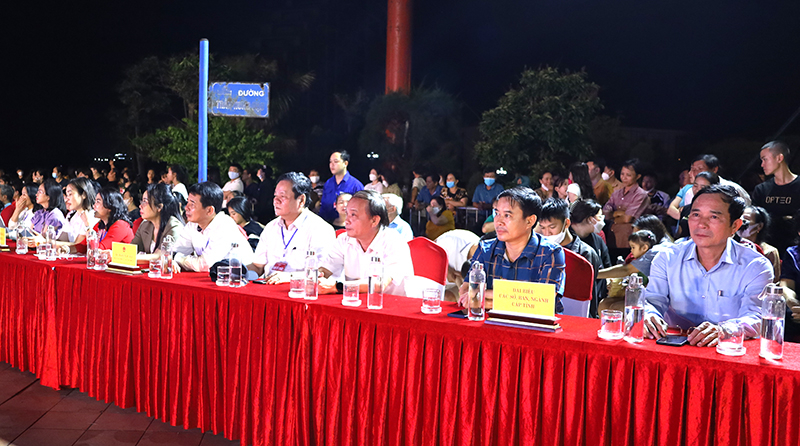 Đại biểu và đông đảo người dân, du khách dự lễ.