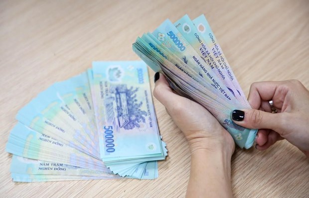 Kỳ họp thứ 4 Quốc hội khóa XV đã thông qua việc nâng mức lương cơ sở từ 1,49 triệu đồng/tháng lên 1,8 triệu đồng/tháng (tăng thêm 20,8%) từ ngày 1/7/2023 cho cán bộ, công chức, viên chức và lực lượng vũ trang. (Ảnh minh họa: PV/Vietnam+)