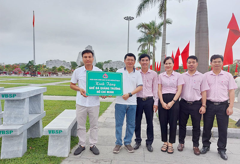 Lãnh đạo NHCSXH tỉnh và Phòng Giao dịch NHCSXH huyện Bố Trạch trao tặng ghế đá cho đại diện lãnh đạo
