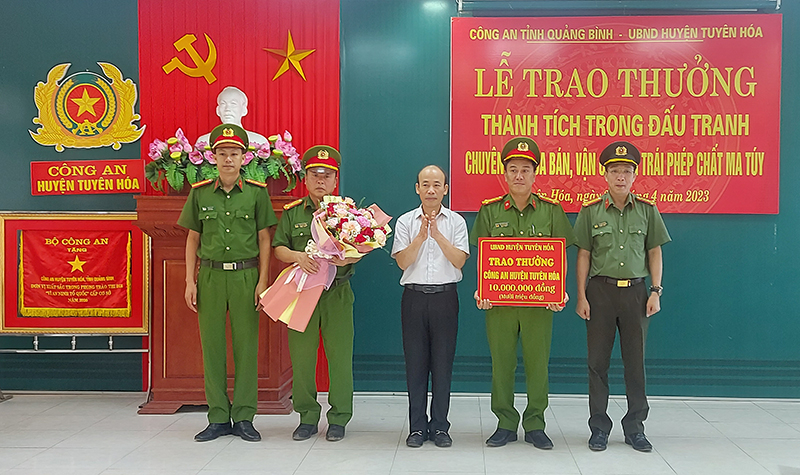 Chủ tịch UBND huyện Tuyên hóa trao thưởng cho ban chuyên án và các cá nhân có thành tích trong chuyên án