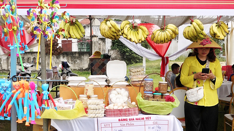 Hội chợ quê bày bán những sản vật của địa phương.