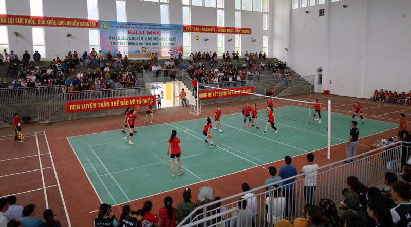 Các VĐV nữ hăng say thi đấu bộ môn bóng chuyền.