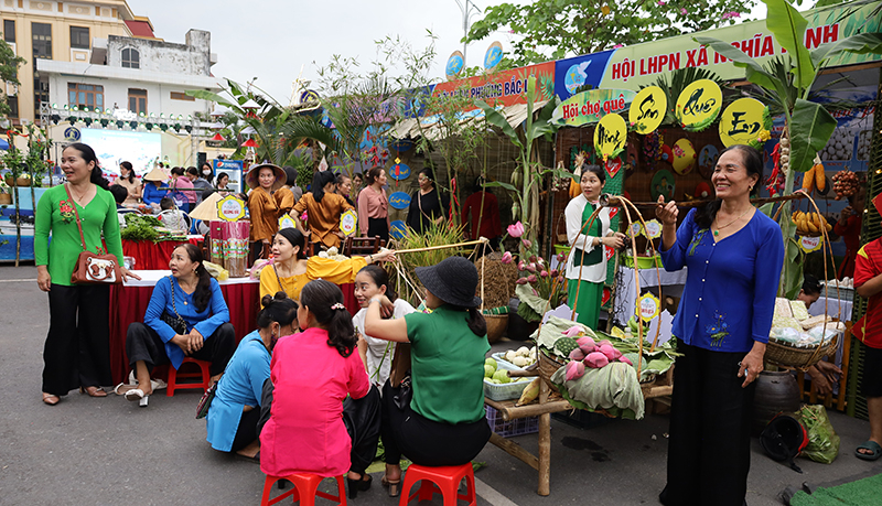 Tái hiện không gian chợ quê.