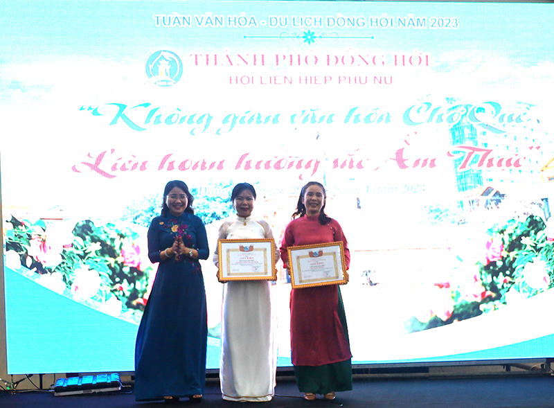 Đại diện Ban Tổ chức trao giải nhất cho các đơn vị.