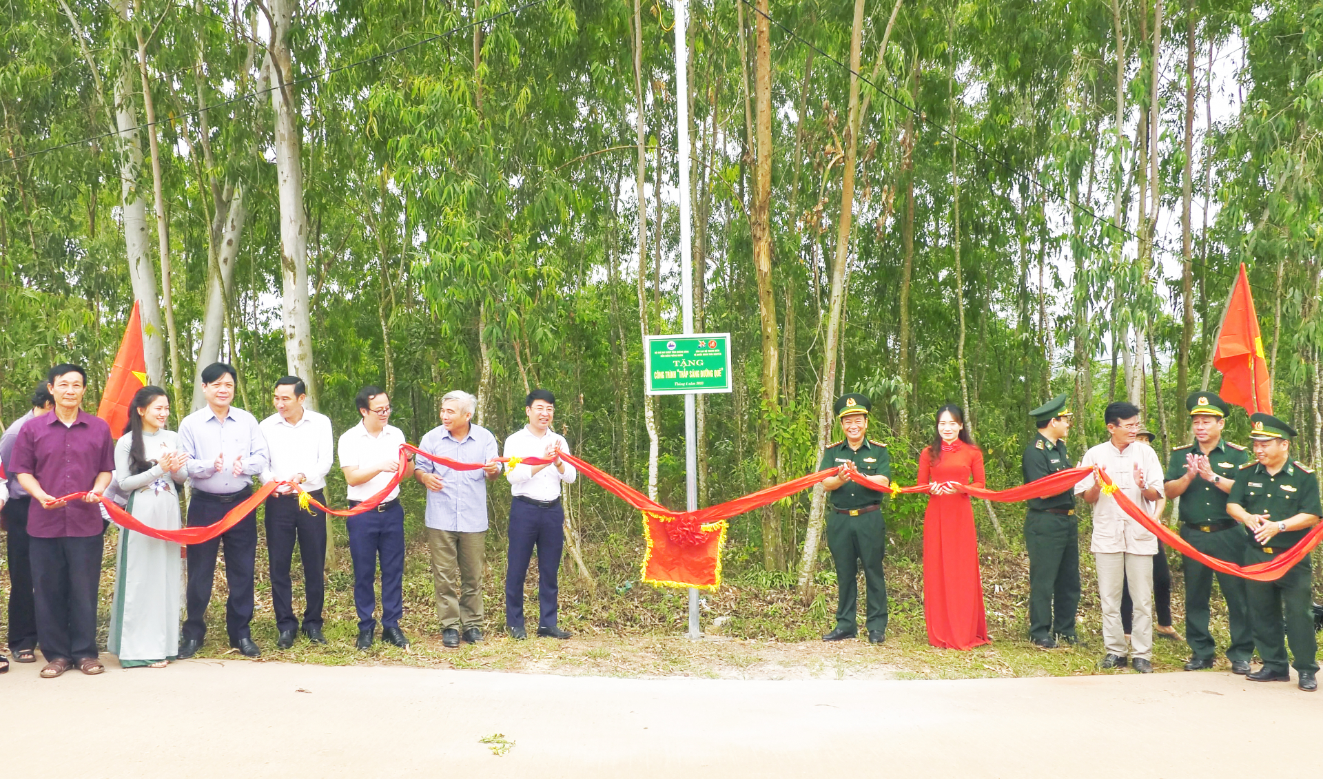 Đại tá Trịnh Thanh Bình, Tỉnh ủy viên, Chỉ huy trưởng BĐBP tỉnh cùng với lãnh đạo xã Quảng Châu và bà con nhân dân khánh thành công trình.