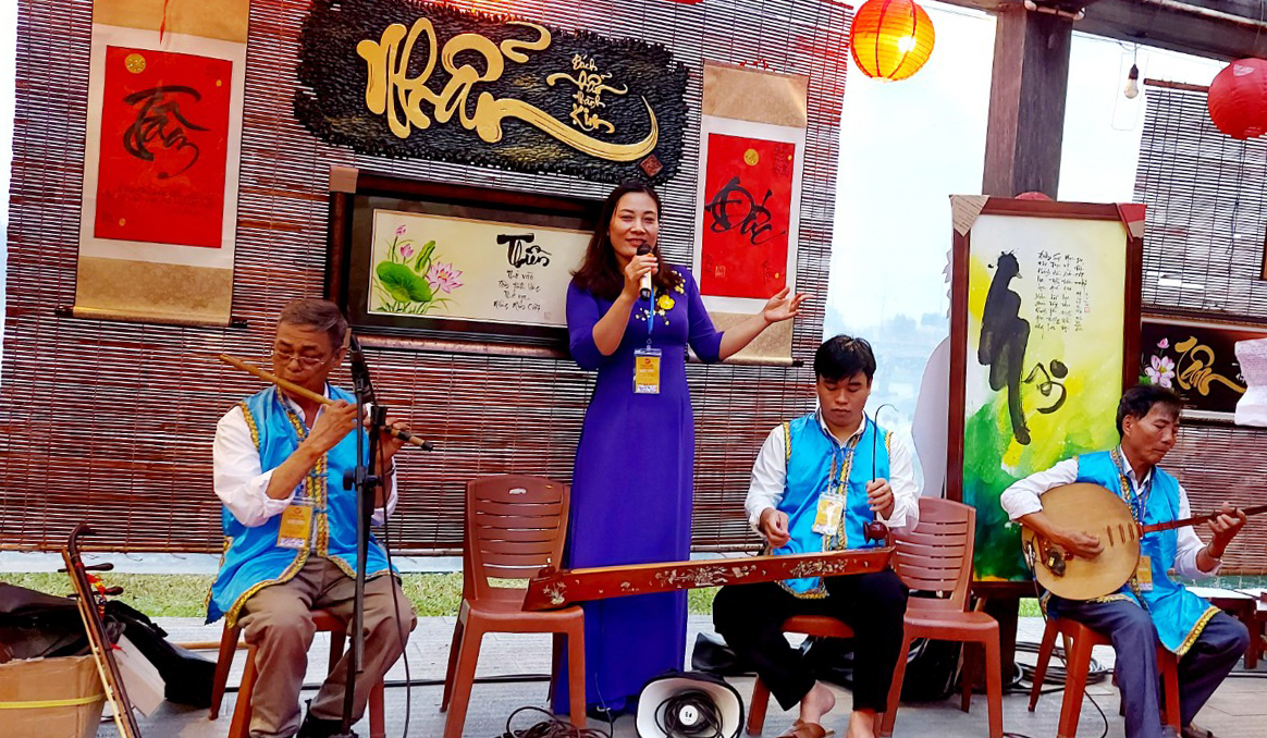 Câu lạc bộ Nghệ nhân hò khoan Lệ Thủy biểu diễn các tiết mục hò khoan mang đậm bản sắc xứ Lệ.