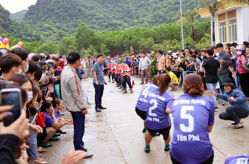 Các VĐV nữ thi đấu môn kéo co