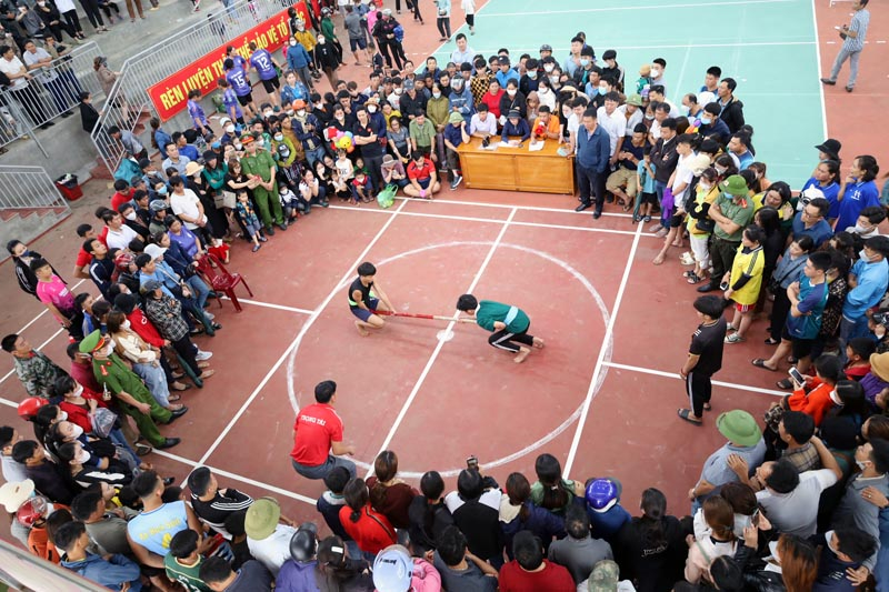 Môn đẩy gậy cũng thu hút đông đảo khán giả đến xem, cổ vũ.