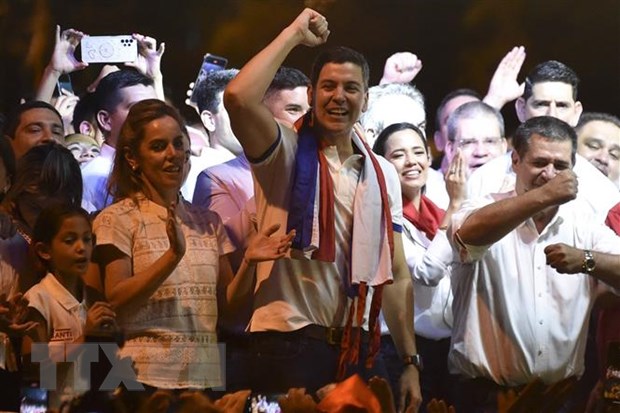 Ông Santiago Peña (giữa) - ứng cử viên Tổng thống của đảng trung hữu Colorado cầm quyền ở Paraguay - mừng chiến thắng trong cuộc bầu cử Tổng thống, tại Asuncion. (Ảnh: AFP/TTXVN)