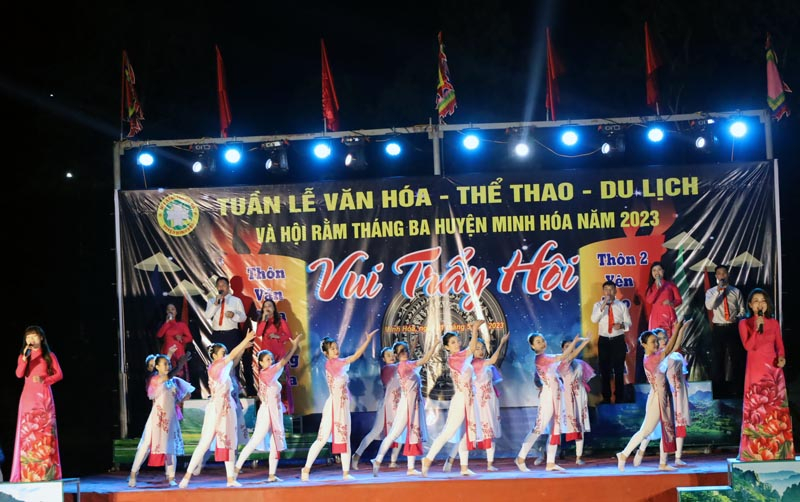 Môt tiết mục văn nghệ tại đêm hội.