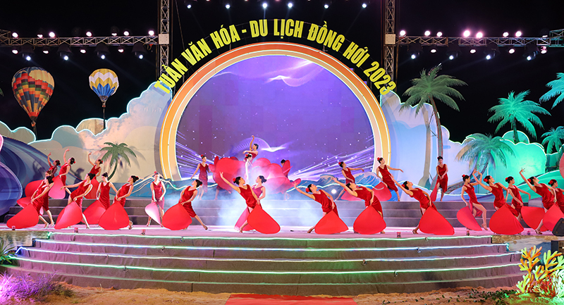 Tiết mục sôi động trong chương trình “Đồng Hới - Hoa hồng và biển”
