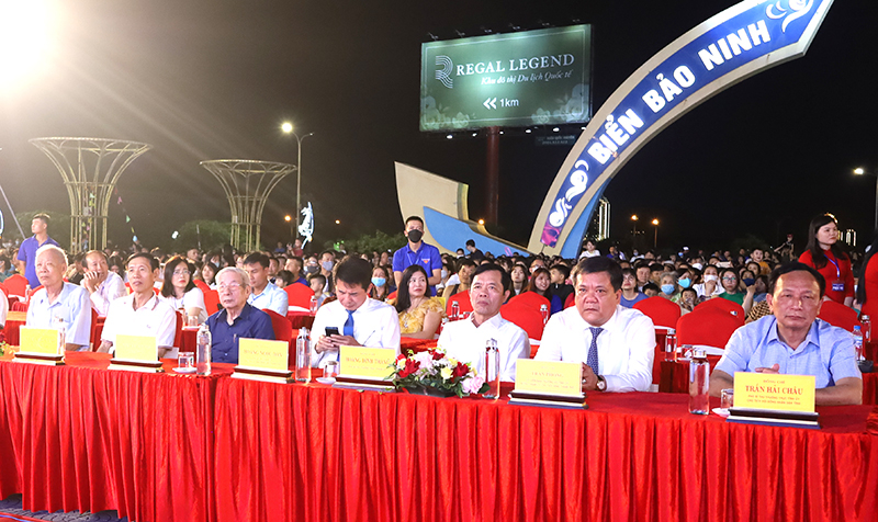 Các đại biểu dự chương trình. 