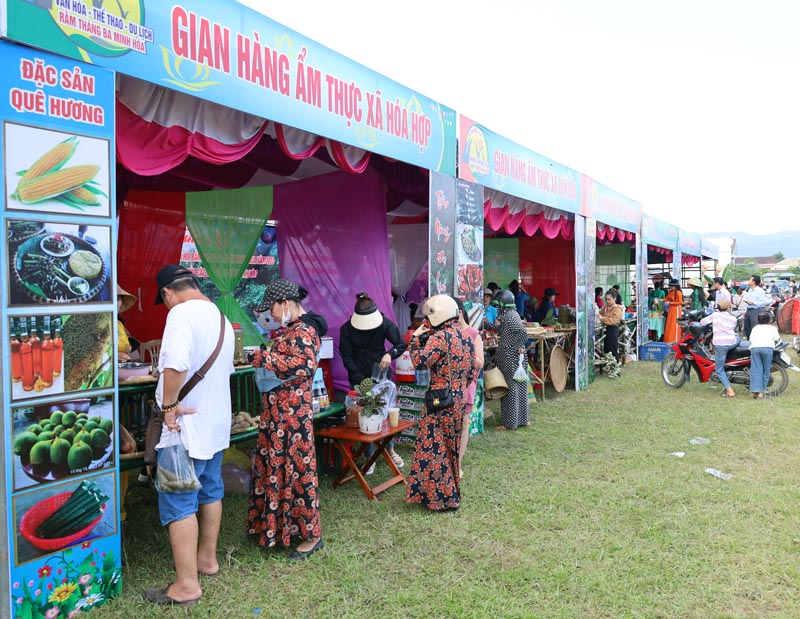 Các gian hàng ẩm thực và đặc sản tại ngày hội