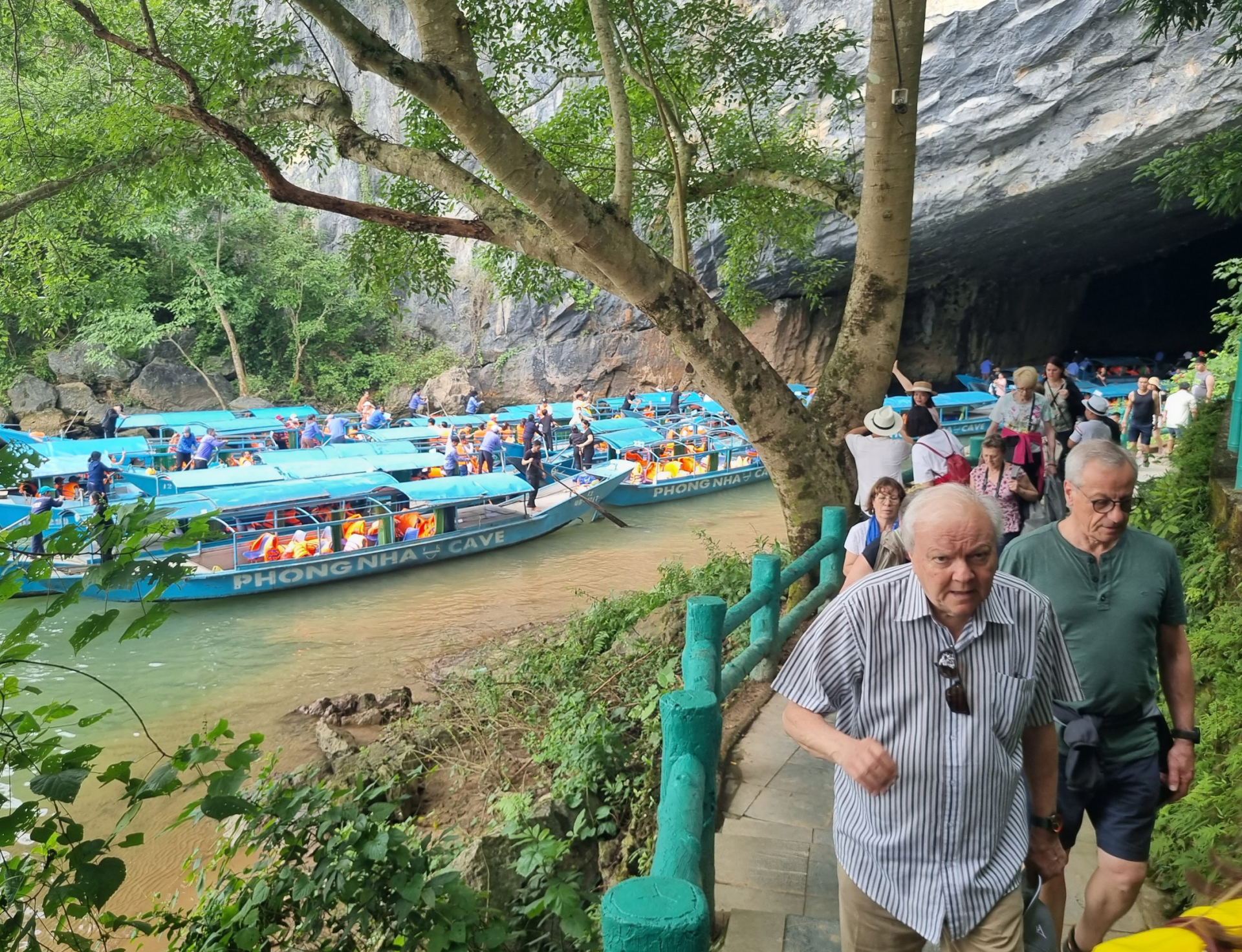 Khách du lịch tham quan động Phong Nha.