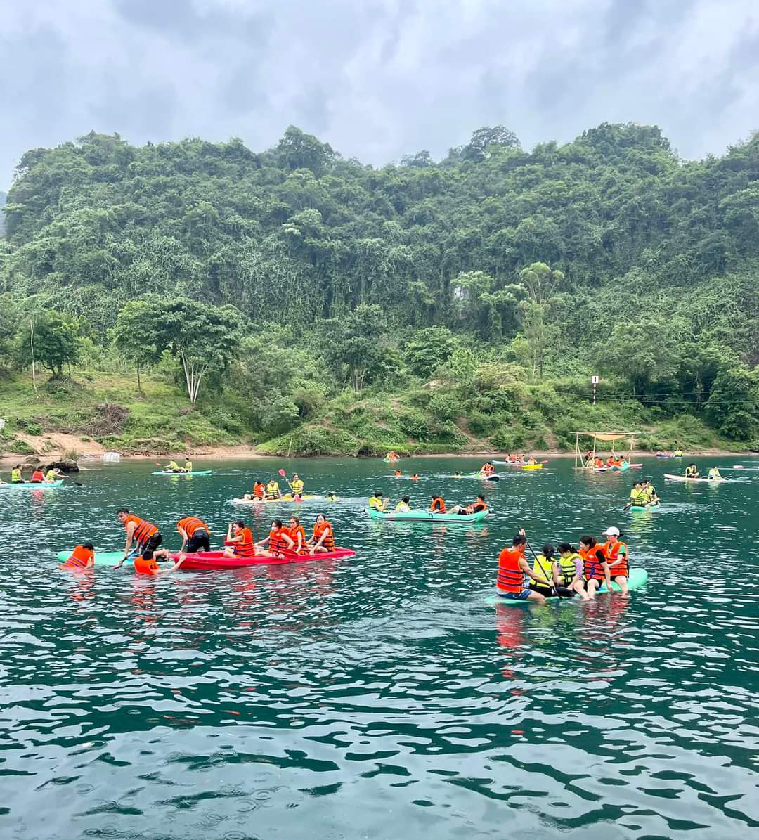 Nhiều điểm du lịch ở VQG Phong Nha- Kẻ Bàng thu hút đông khách du lịch.