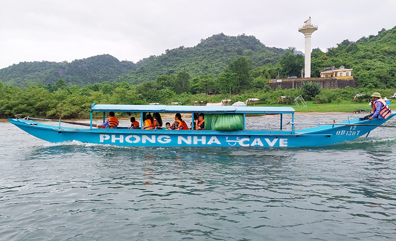Các phương tiện vận chuyển hành khách tuyến du lịch động Phong Nha chấp hành tốt các quy định về ATGT đường thủy nội địa như chở đúng số người, trang bị áo phao...