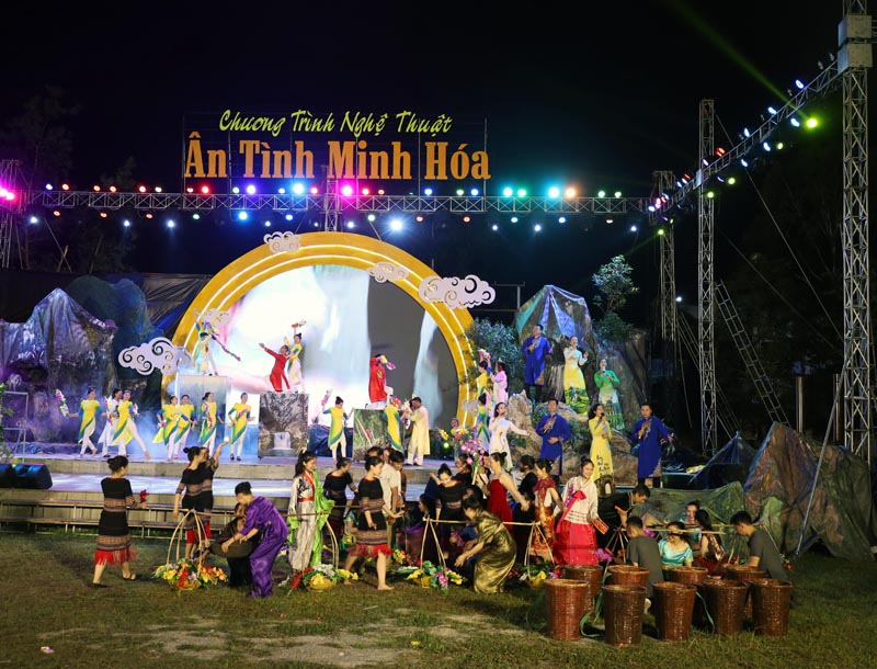 Chương trình thu hút một lượng lớn ca sỹ, nghệ sỹ chuyên và không chuyên cùng tham gia biểu diễn.