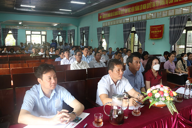 Đại diện lãnh đạo các sở, ngành và đông đảo cử tri TX. Ba Đồn tham dự buổi tiếp xúc cử tri.