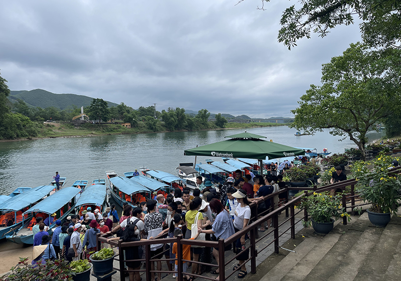 Lượng khách tham quan động Phong Nha trong ngày 1/5 lớn nhất từ trước đến nay.