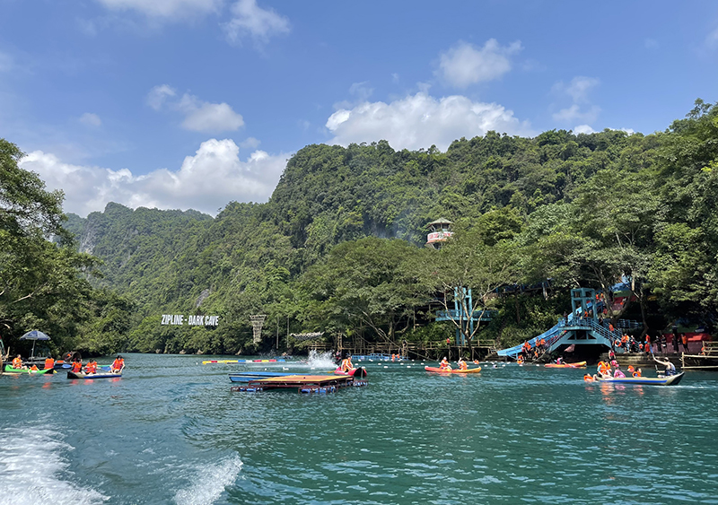 Du khách trải nghiệm zipline sông Chày-hang Tối. 