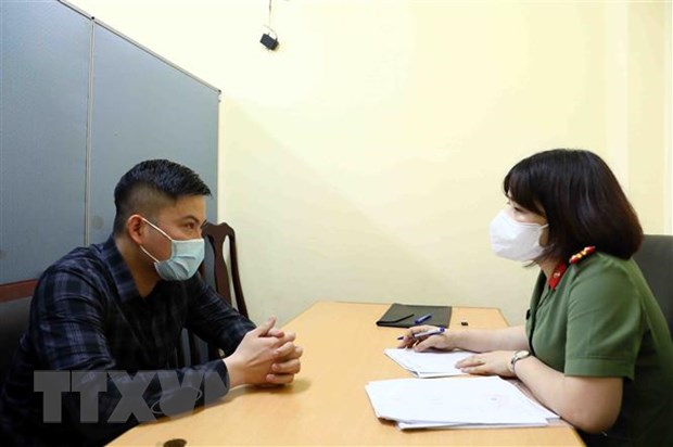 Lực lượng chức năng lấy lời khai bị can Nguyễn Phước H. (Ảnh: Phạm Kiên/TTXVN)