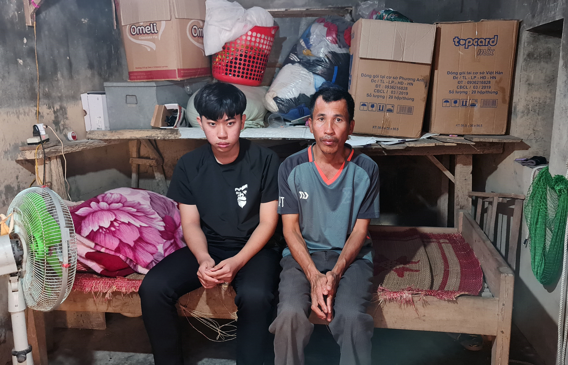 Hai bố con trong ngôi nhà tuềnh toàng, chật chội.
