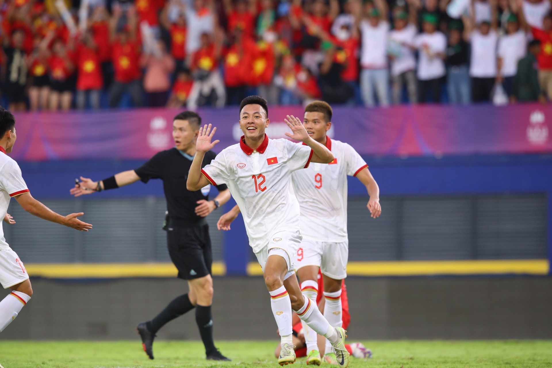 Hạ gục Singapore 3-1, U22 Việt Nam (trái) đang khẳng định sức mạnh nhà đương kim vô địch .