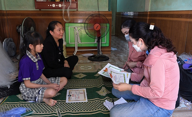 Các cấp Hội LHPN TX. Ba Đồn thường xuyên thăm hỏi, động viên gia đình các em mồ côi, có hoàn cảnh khó khăn trên địa bàn.