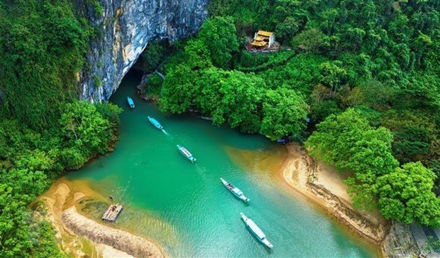 Thuyền đưa du khách vào động Phong Nha.