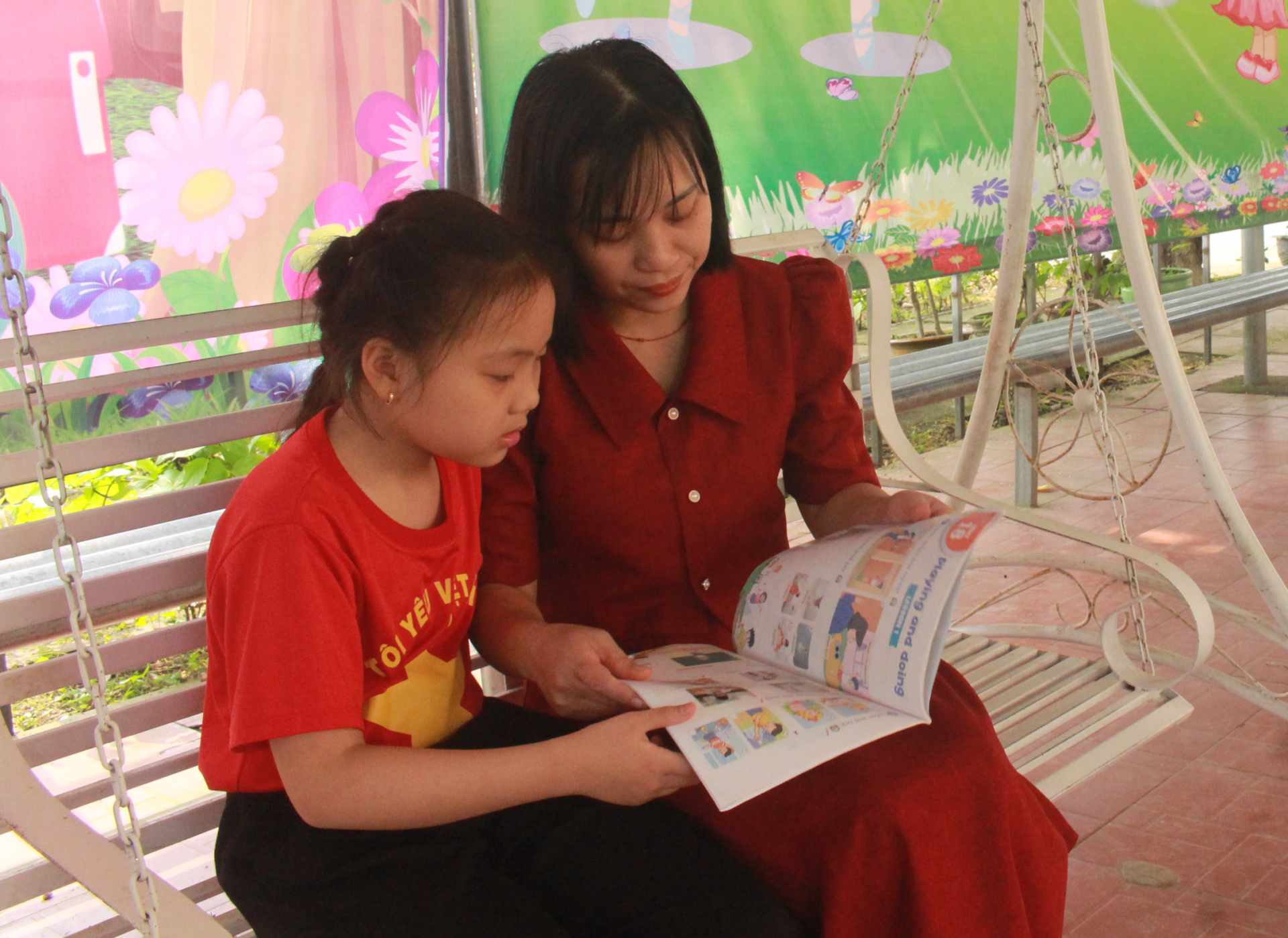 Cô giáo Hồ Thị Lan đồng hành cùng Linh Giang trong các cuộc thi tiếng Anh.