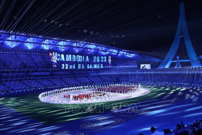 Sân vận động quốc gia Morodok Techo rực rỡ trong Lễ khai mạc SEA Games 32. Ảnh: Minh Quyết/TTXVN