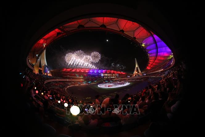 Màn pháo hoa rực rỡ trên bầu trời sân vận động quốc gia Morodok Techo trong Lễ khai mạc SEA Games 32. Ảnh: Minh Quyết/TTXVN