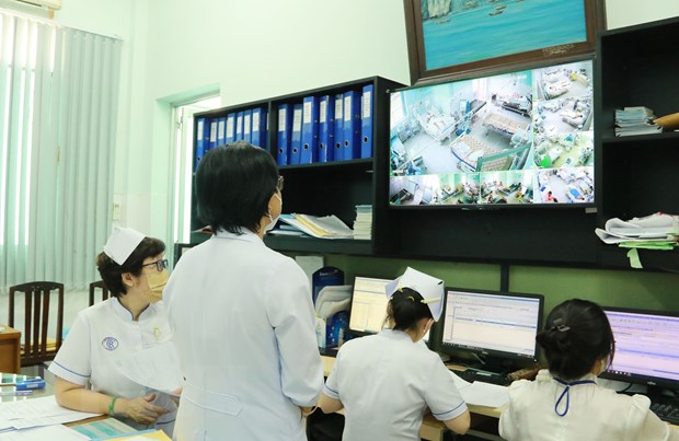 Giám sát hoạt động cách ly, điều trị bệnh nhân COVID-19 tại Khoa Bệnh Nhiệt đới, Bệnh viện Chợ Rẫy Thành phố Hồ Chí Minh. (Ảnh: Đinh Hằng/TTXVN)