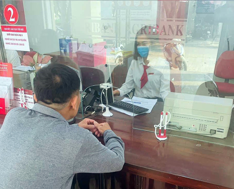  Ông Trần Văn A. tại PGD chợ Trạm Agribank-Chi nhánh huyện Lệ Thủy.