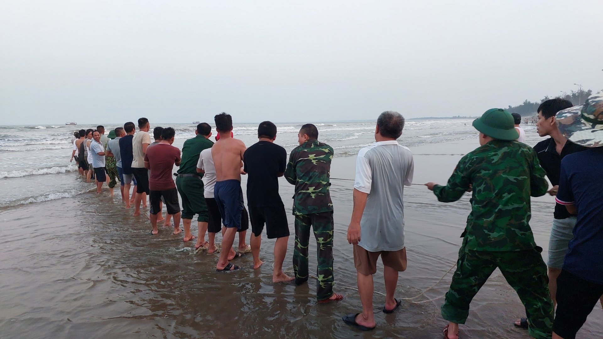Lực lượng chức năng và người dân địa phương tổ chức tìm kiếm nạn nhân.
