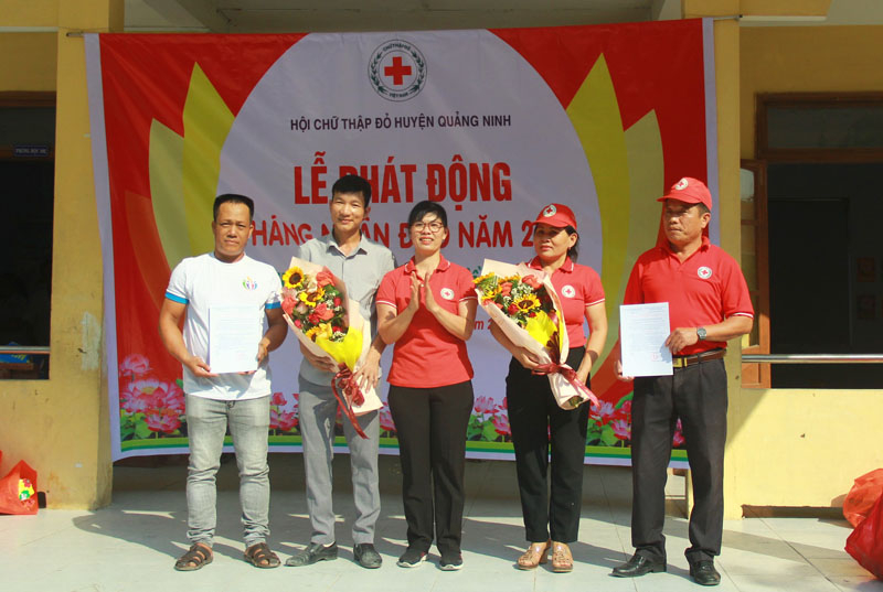 Trao quyết định thành lập CLB Hiến máu dự bị Hội CTĐ huyện và CLB Cháo yêu thương.