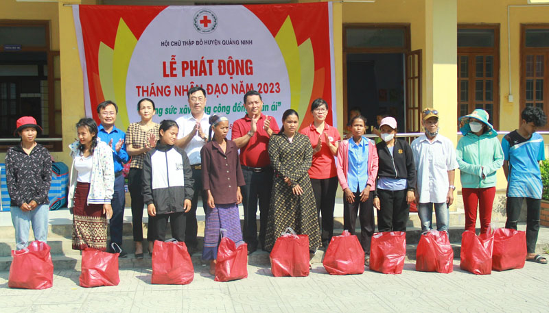 Đại diện lãnh đạo Hội CTĐ tỉnh, huyện Quảng Ninh và Hội CTĐ huyện trao quà cho các hộ dân có hoàn cảnh khó khăn trên địa bàn xã Trường Xuân.