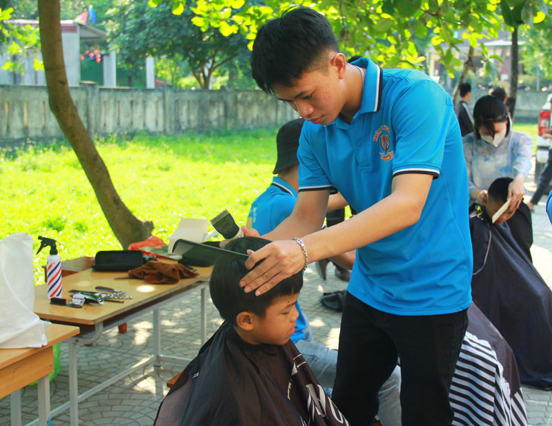 Cắt tóc miễn phí cho các em học sinh.
