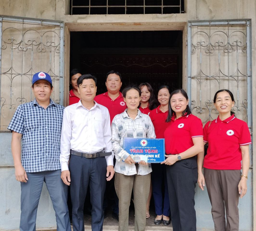 Hội CTĐ huyện Lệ Thủy với các đơn vị liên quan, mạnh thường quân hỗ trợ mô hình sinh kế cho người dân 