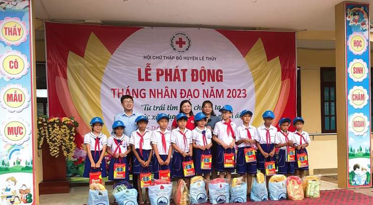 Trao qùa cho học sinh có hoàn cảnh khó khăn trên địa bàn.