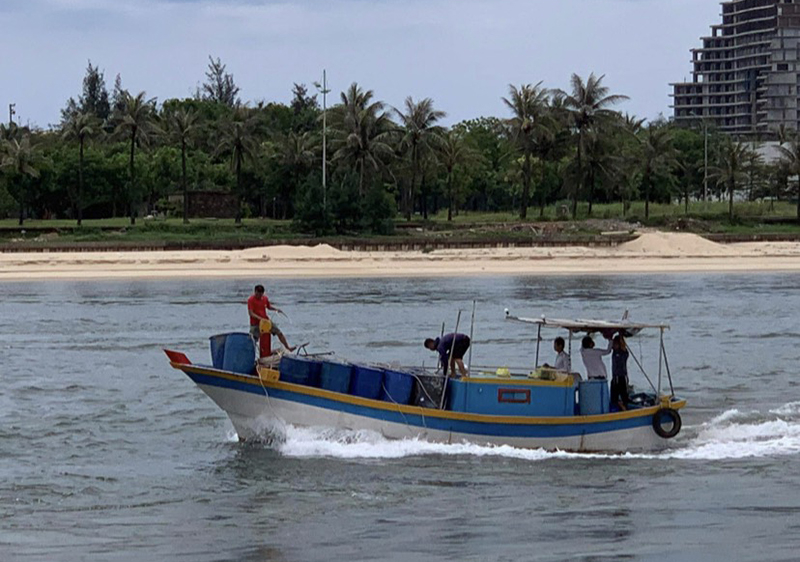 Tàu cứu hộ đang tiếp cận hiện trường tàu chìm.