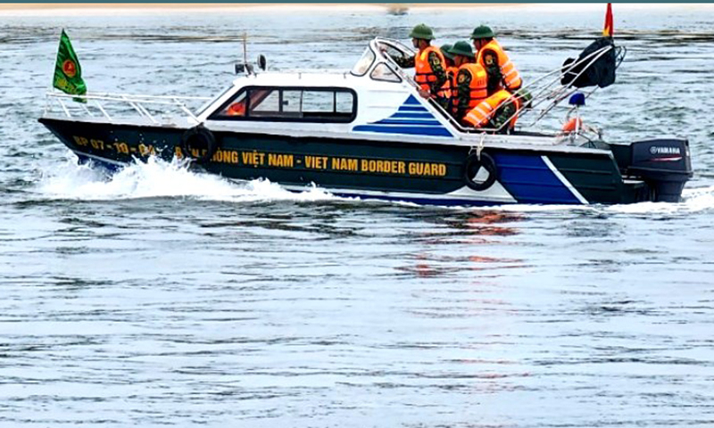 Cán bộ, chiến sĩ Đồn Biên phòng Nhật Lệ tích cực tìm kiếm nạn nhân mất tích.