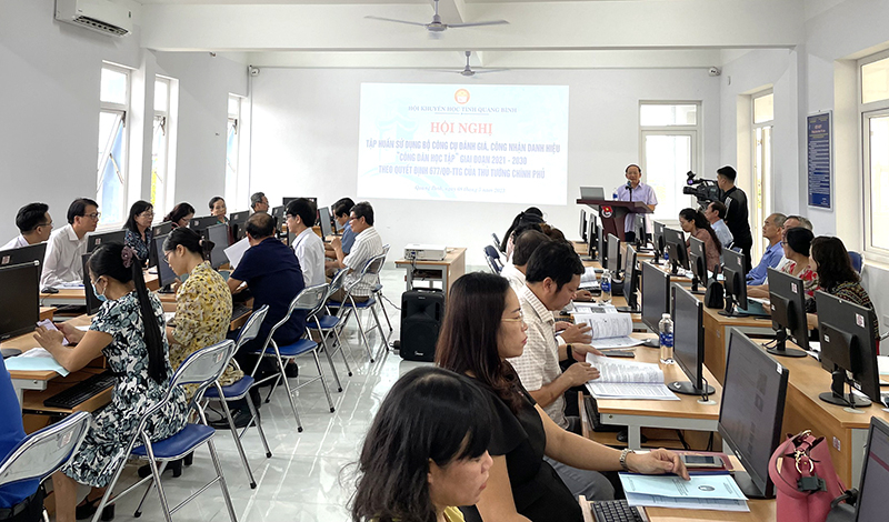 Các đại biểu được hướng dẫn về ứng dụng công nghệ thông tin trong sử dụng phần mềm và xử lý các số liệu đánh giá công nhận danh hiệu 