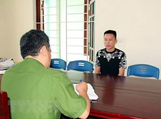 Công an làm việc với đối tượng cầm đầu đường dây mua bán người. (Nguồn: TTXVN)