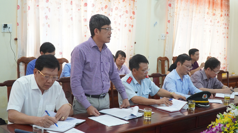 Lãnh đạo Chi cục ATVSTP tỉnh báo cáo công tác kiểm tra, giám sát sự việc có đỉa sống trong bình nước uống.