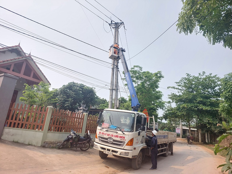 Công nhân Điện lực Lệ Thủy thi công nâng tiết diện dây trên địa bàn xã Lâm Thủy