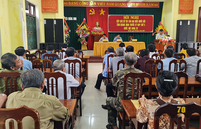 Toàn cảnh buổi tiếp xúc cử tri huyện Quảng Ninh.