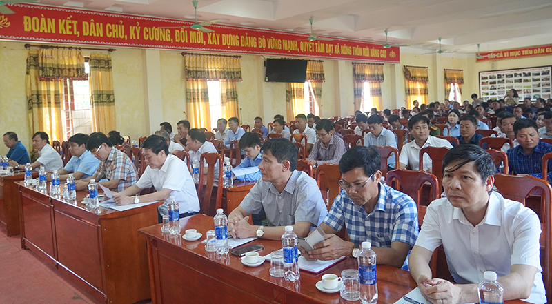 Đại diện lãnh đạo các sở, ngành, địa phương tham gia buổi tiếp xúc cử tri tại huyện Bố Trạch.