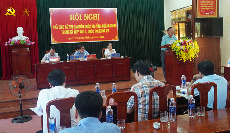 Các cử tri tham gia ý kiến tại buổi tiếp xúc.